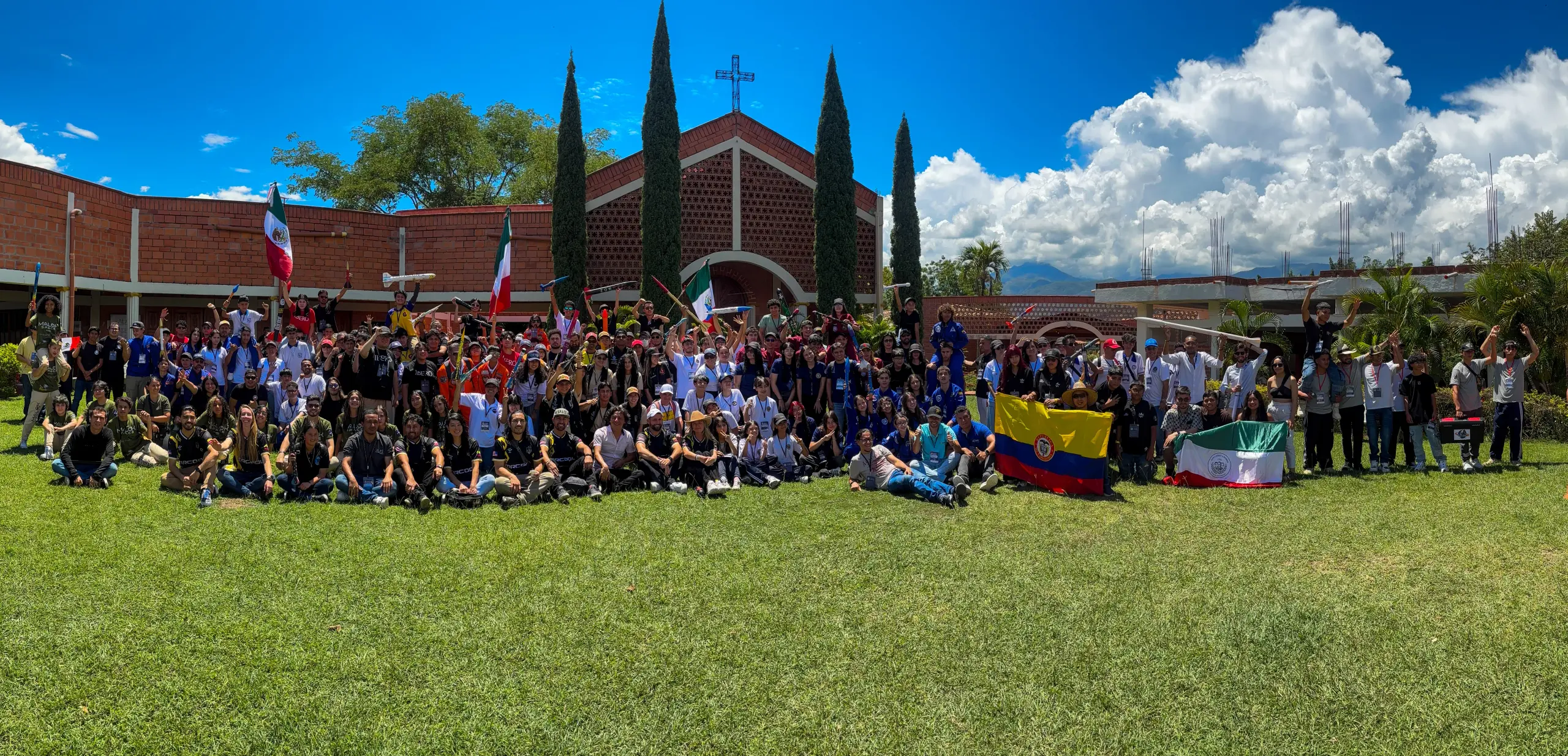 Estudiantes lanzando cohetes en programa STEM aeroespacial de ALAS Corporation en Colombia